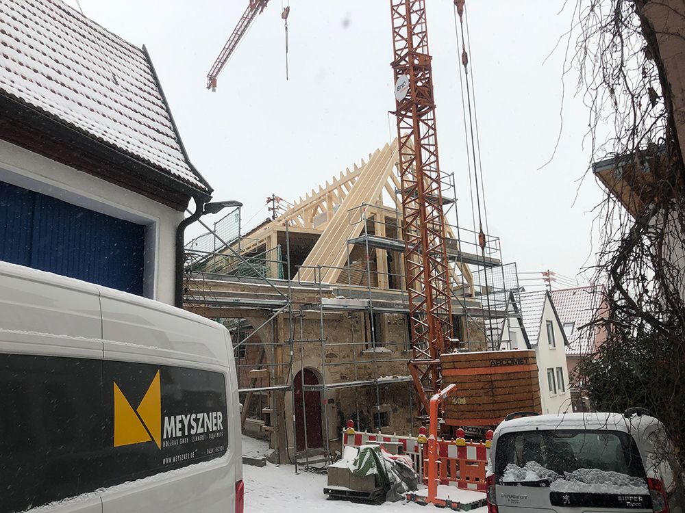 Dachstuhl mit Originalfassade