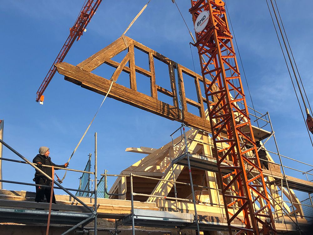 Dachstuhl mit Originalfassade