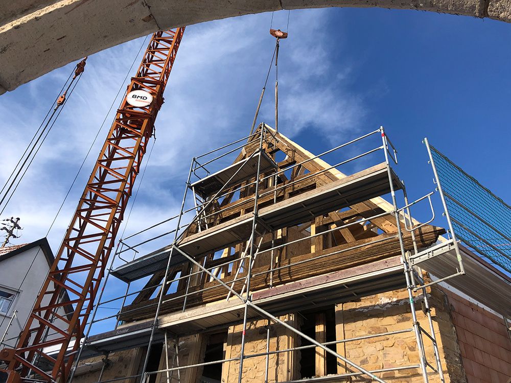 Dachstuhl mit Originalfassade