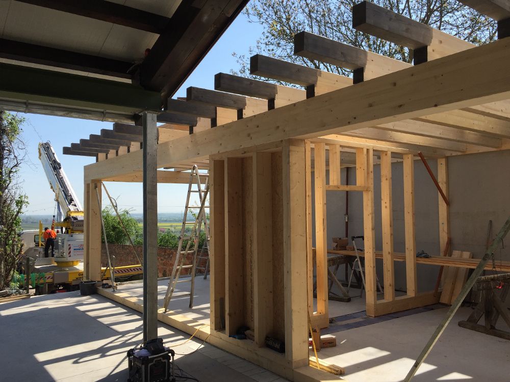 Weinstand mit Aussenverkleidung in Holz 