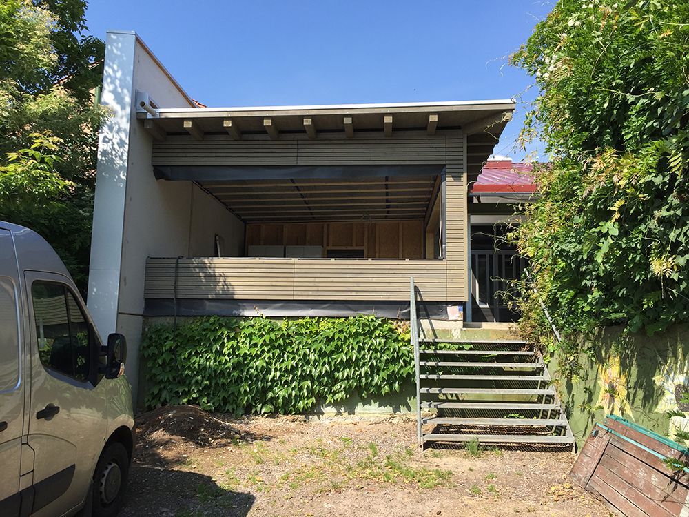 Weinstand mit Aussenverkleidung in Holz 